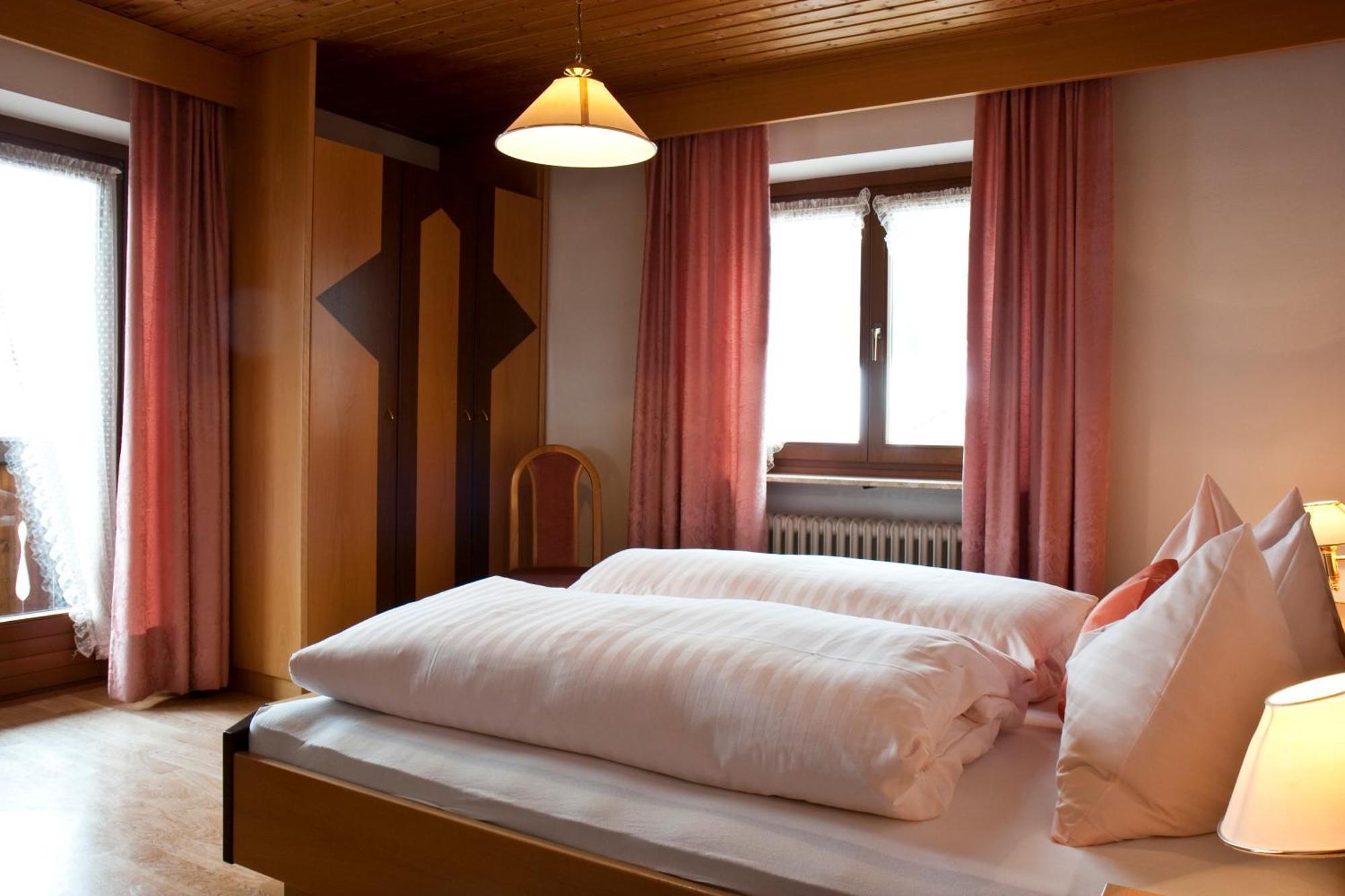 ラズン・ディ・ソプラ Garni Renzler Bed & Breakfast エクステリア 写真